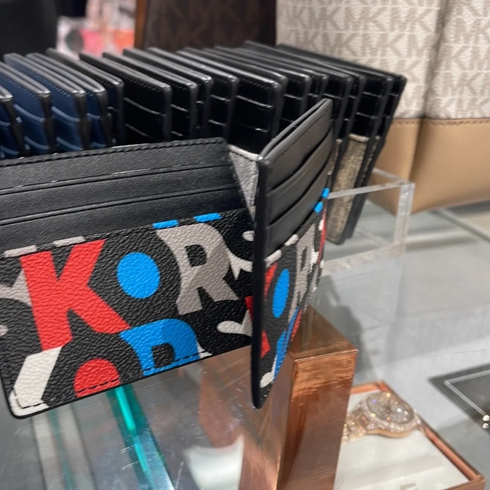 MICHAEL KORS MENS Cooper BLACK MLTI Graphic Logo Tall Card Case 
NWT
BLACK MULTI - Picture 16 of 16